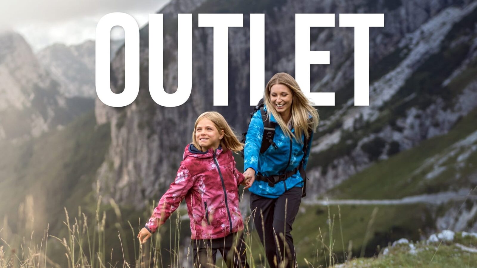 Outlet: matka s dcerou na horské louce v bundách ALPINE PRO